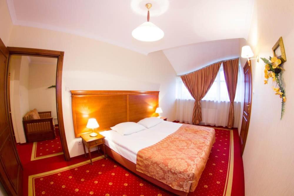 凯尔采Hotel Stodółka的酒店客房设有床和窗户。