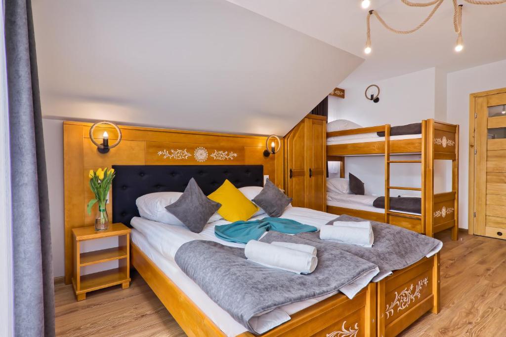 波罗宁Willa Mamcorka的一间卧室配有一张大床和两张双层床。