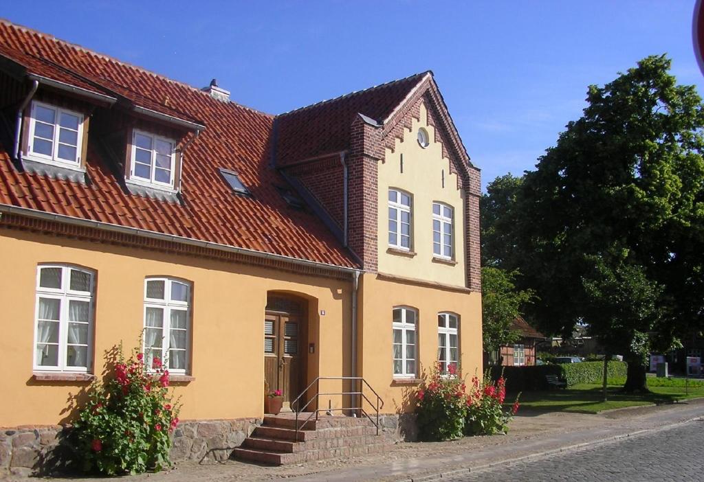 克吕茨Ferienhaus Am Linden-Brink的棕色屋顶的黄色房子