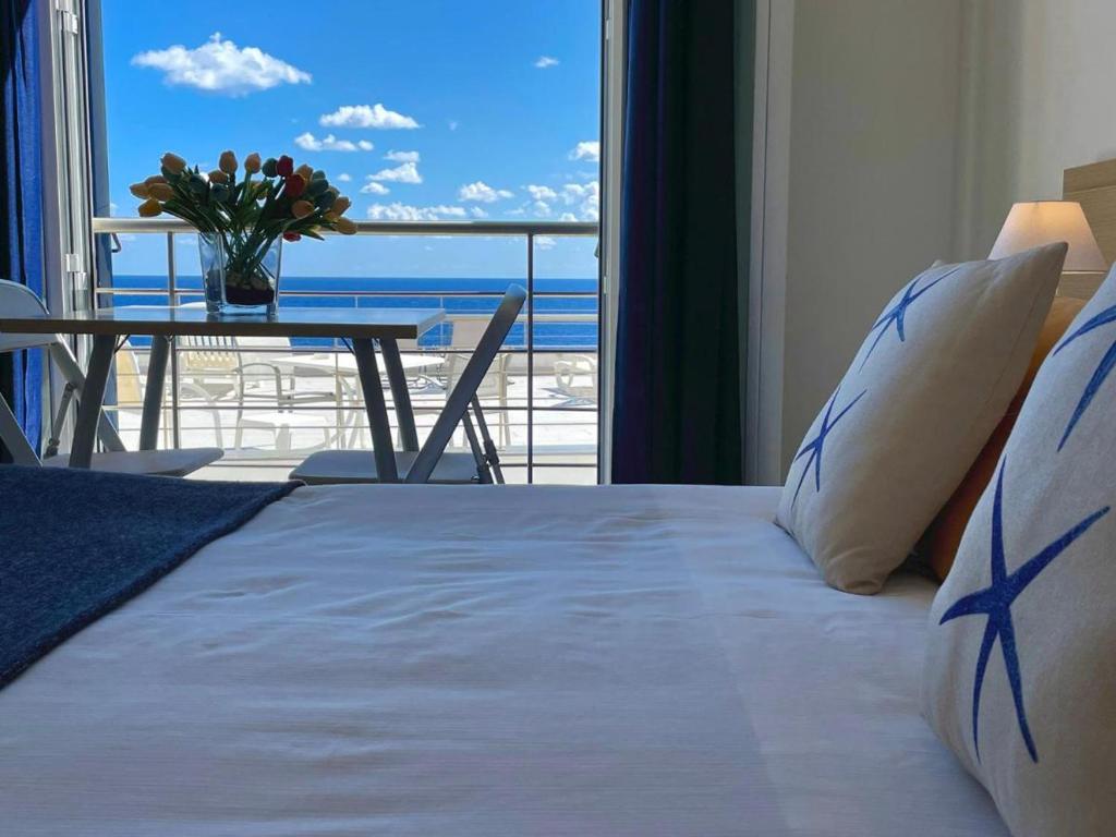 乌斯蒂卡Residence Stella Marina的一间卧室设有一张床,享有海景