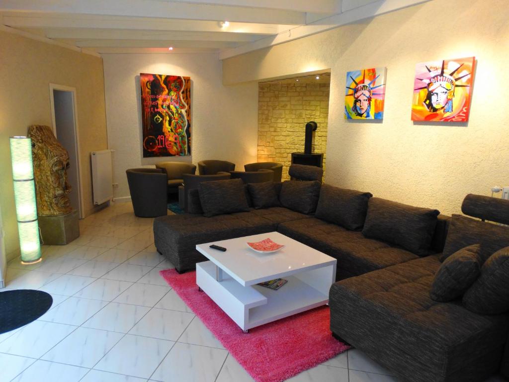 科赫姆Ferienhaus Villa Rosi的客厅配有沙发和桌子