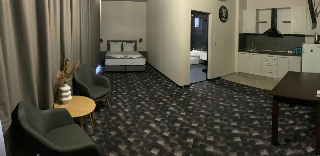 VratsaАпартамент Пламен的酒店客房带一张床、一张桌子和椅子