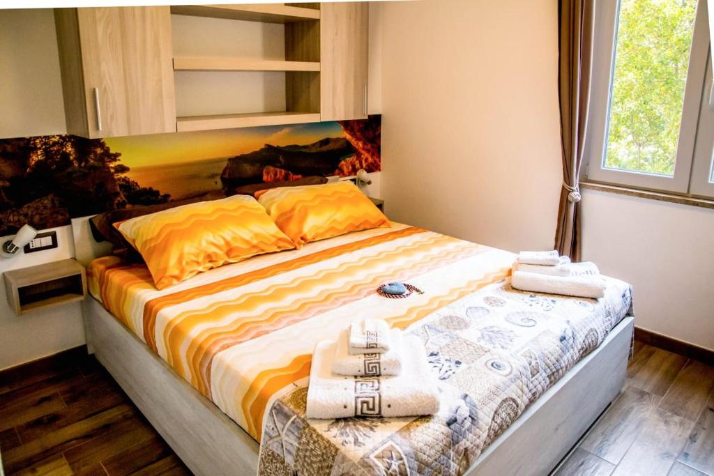 阿尔盖罗Mar&Mar的一间卧室配有带毛巾的床