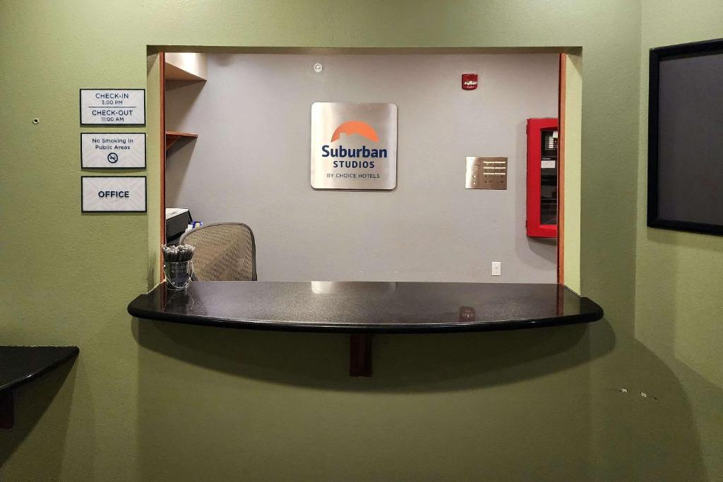 迪金森Suburban Studios的医院里的一个有圆桌的等候室