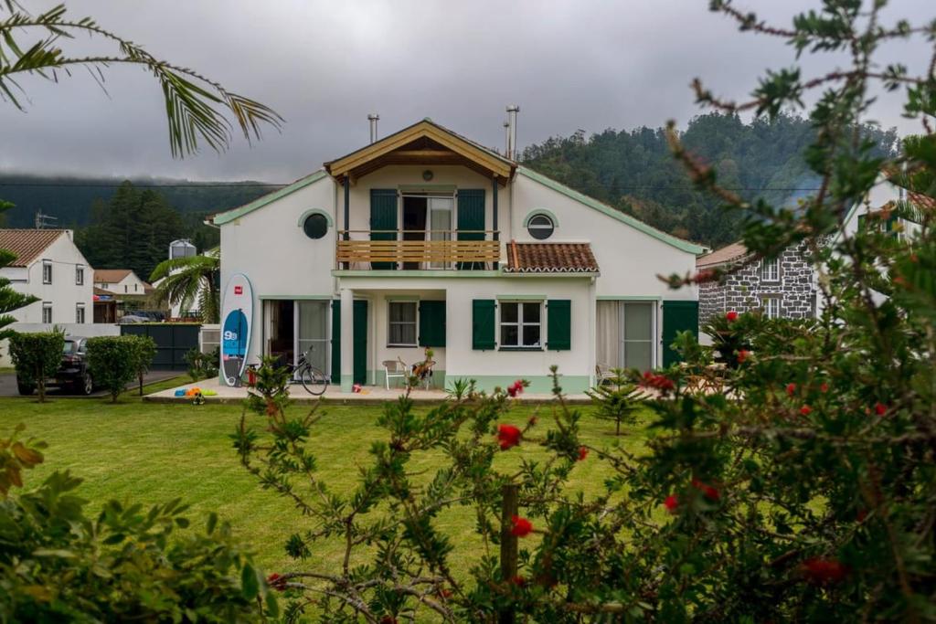 七城WelcomeBuddy - Casa dos Avós - Garden & Lake II的院子里绿色装饰的白色房子