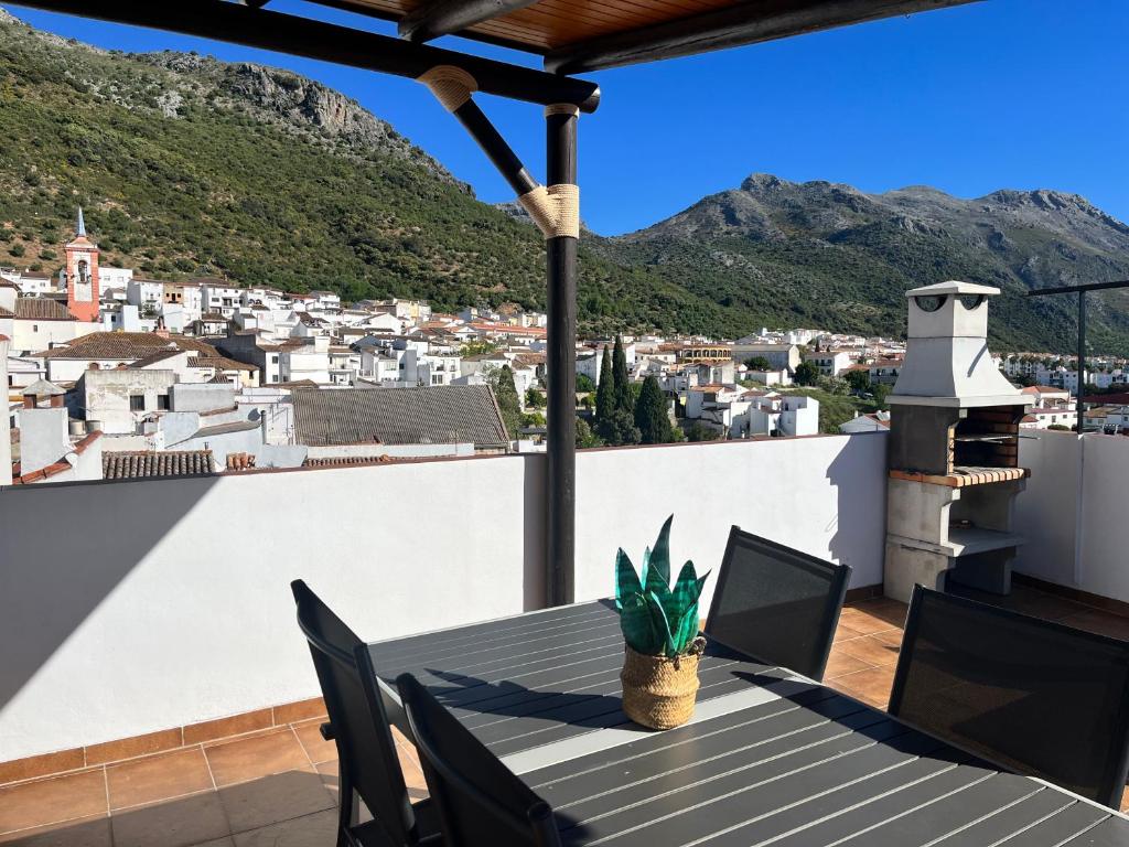科尔特斯德拉夫龙特拉Mirador de Tajos的阳台享有房屋的景致,配有桌椅