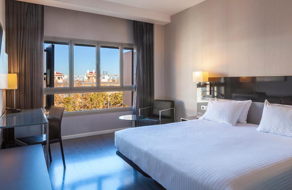 塞维利亚Porcel Torneo的酒店客房设有床和窗户。