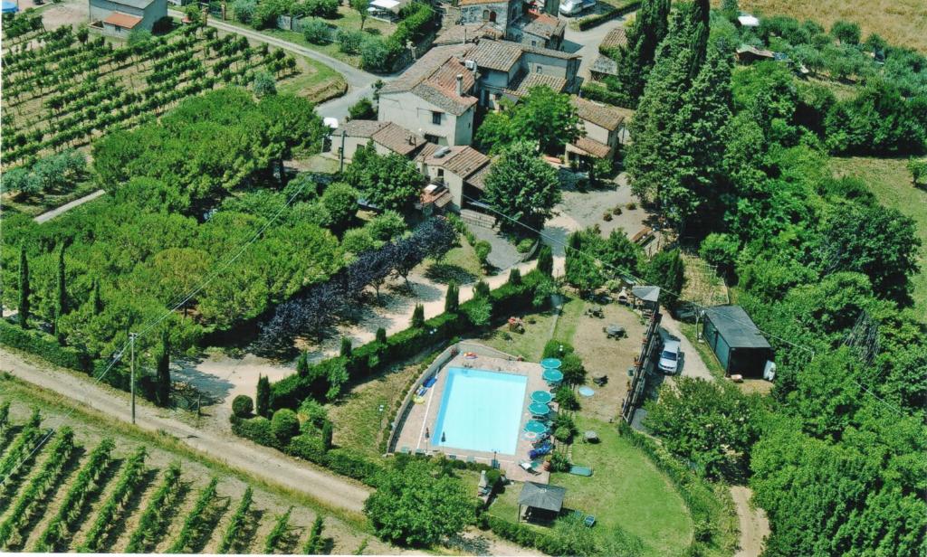 马西亚拉利帕布亚农家乐的享有庄园的空中景致,设有游泳池和房屋