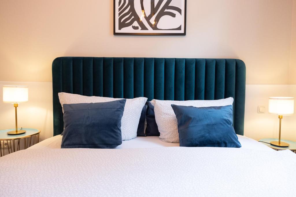 皮尔纳Hip & Minimalist - Stadt Apartments am Malerweg的一间卧室配有一张带蓝色枕头的大床