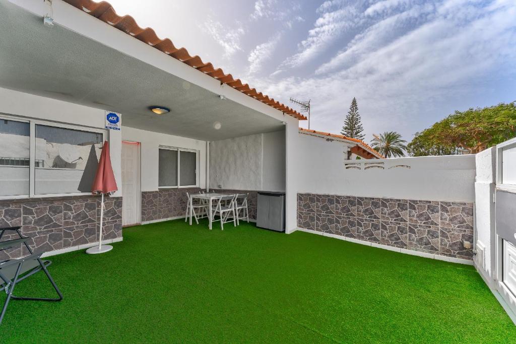 德尔锡伦西奥海岸Cozy apartment in Costa del Silencio的后院的绿色草坪房子