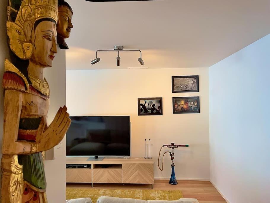 马托西纽什Alva Luxury Flat的一间带电视和雕像的客厅