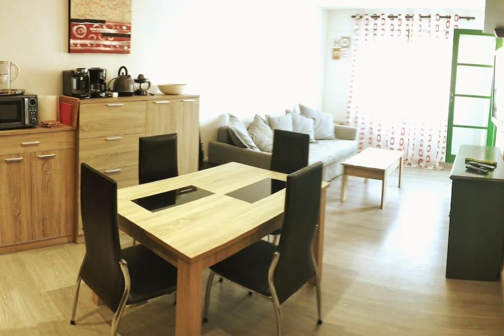 Parque HolandesCasa de la Mama的客厅配有木桌和椅子