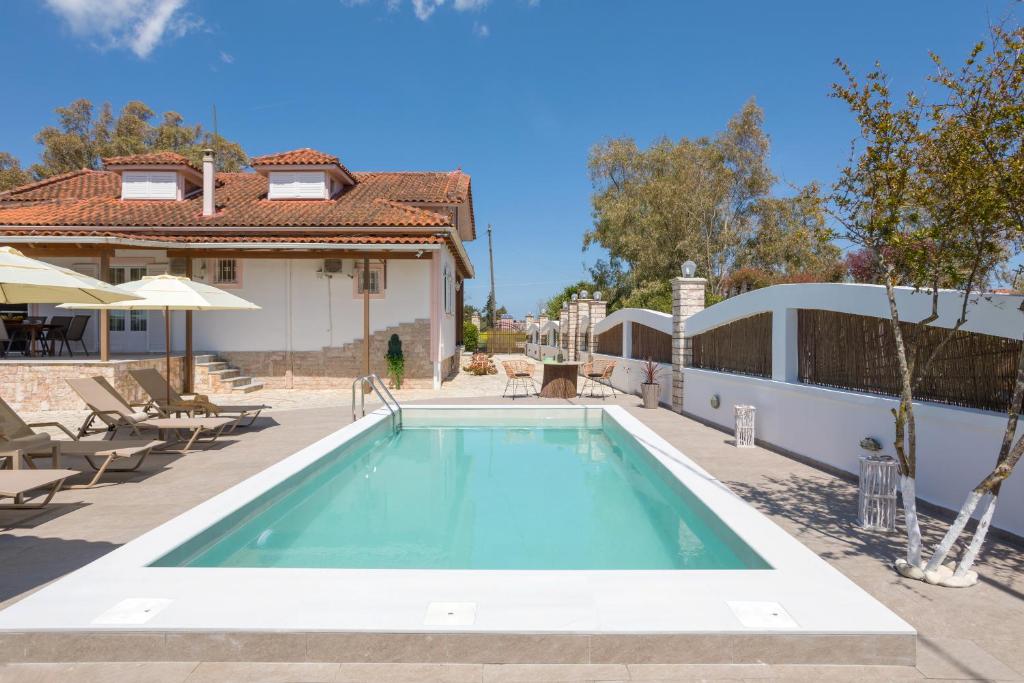 拉加纳斯Ilenia's 3 Bedroom House With Private Pool的房屋前的游泳池