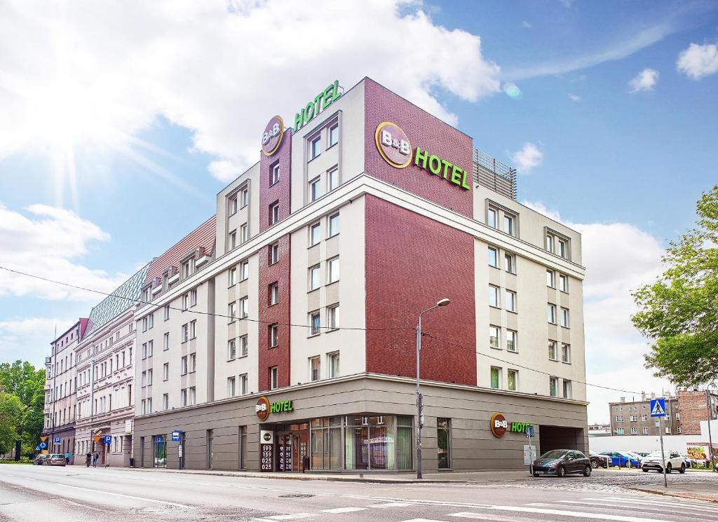 卡托维兹B&B Hotel Katowice Centrum的街道边的一栋建筑,与酒店同在