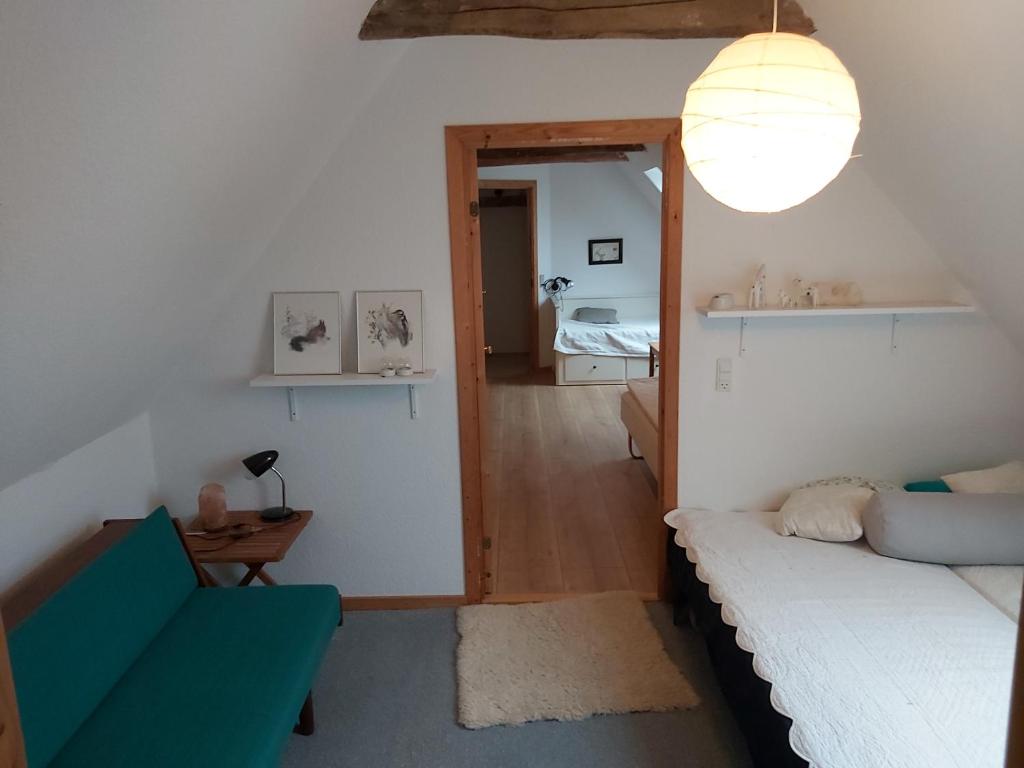 斯瓦讷克Bølshavnvej5 Bed & Breakfast的带沙发和床的小客厅