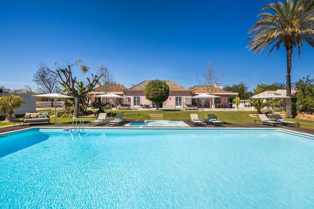 塔维拉Quinta de Santa Margarida - Charm Country House的房屋前的大型游泳池