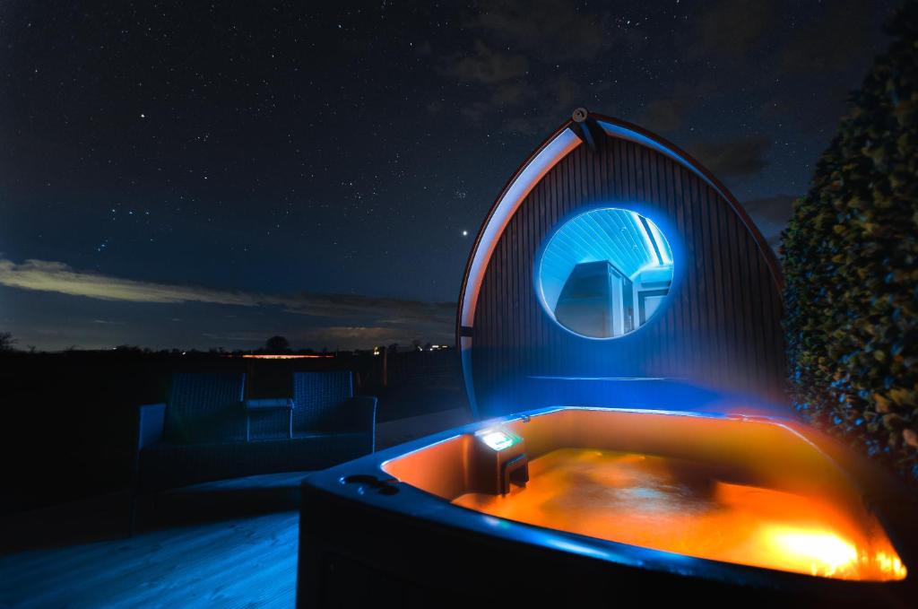 Endrick Escape - Luxury Glamping的甲板上的热水浴池(晚上)