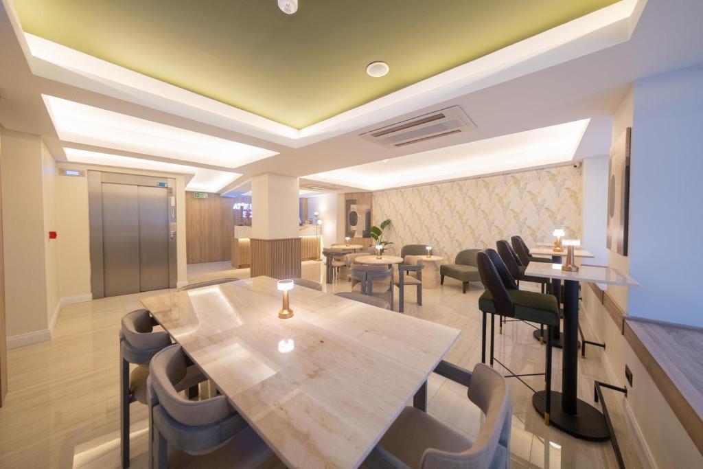 伊斯坦布尔阿提克帕拉斯酒店的一间带桌椅的用餐室