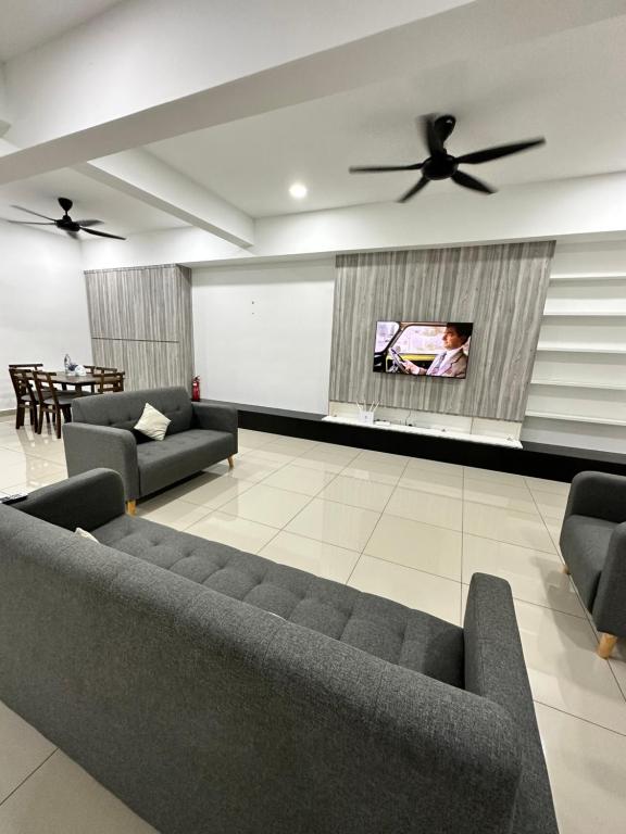 实兆远Manjung Vermogen Stay-Wi-Fi+KTV(Near Aeon)的客厅配有2张沙发和1台平面电视