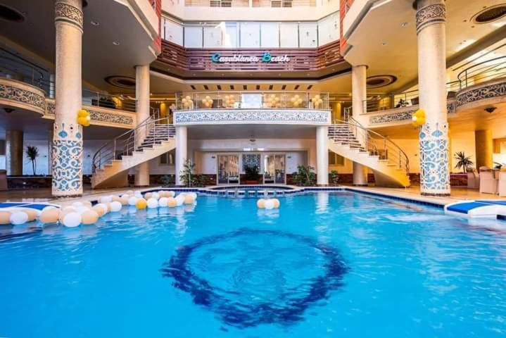 赫尔格达كازبلانكا بيتش الغرددقه的一座带楼梯的大型游泳池