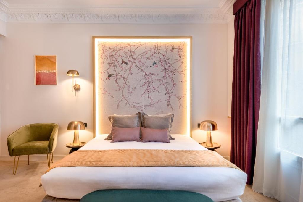 巴黎卡洛琳公主酒店的一间卧室配有一张大床和两个枕头