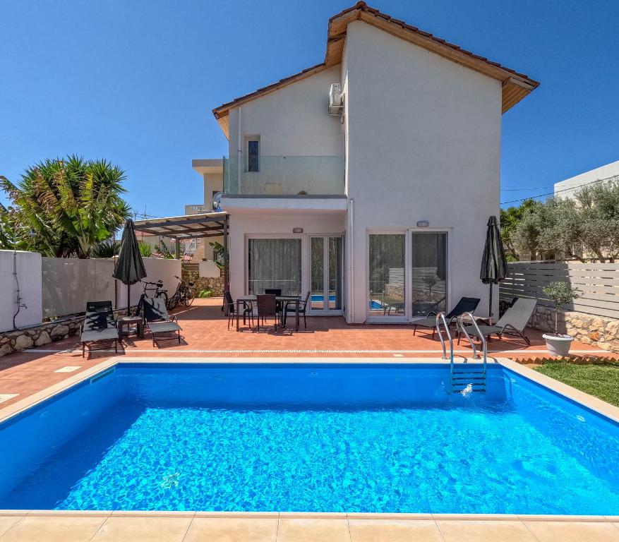 达拉索Villa Meltemi的别墅前设有游泳池