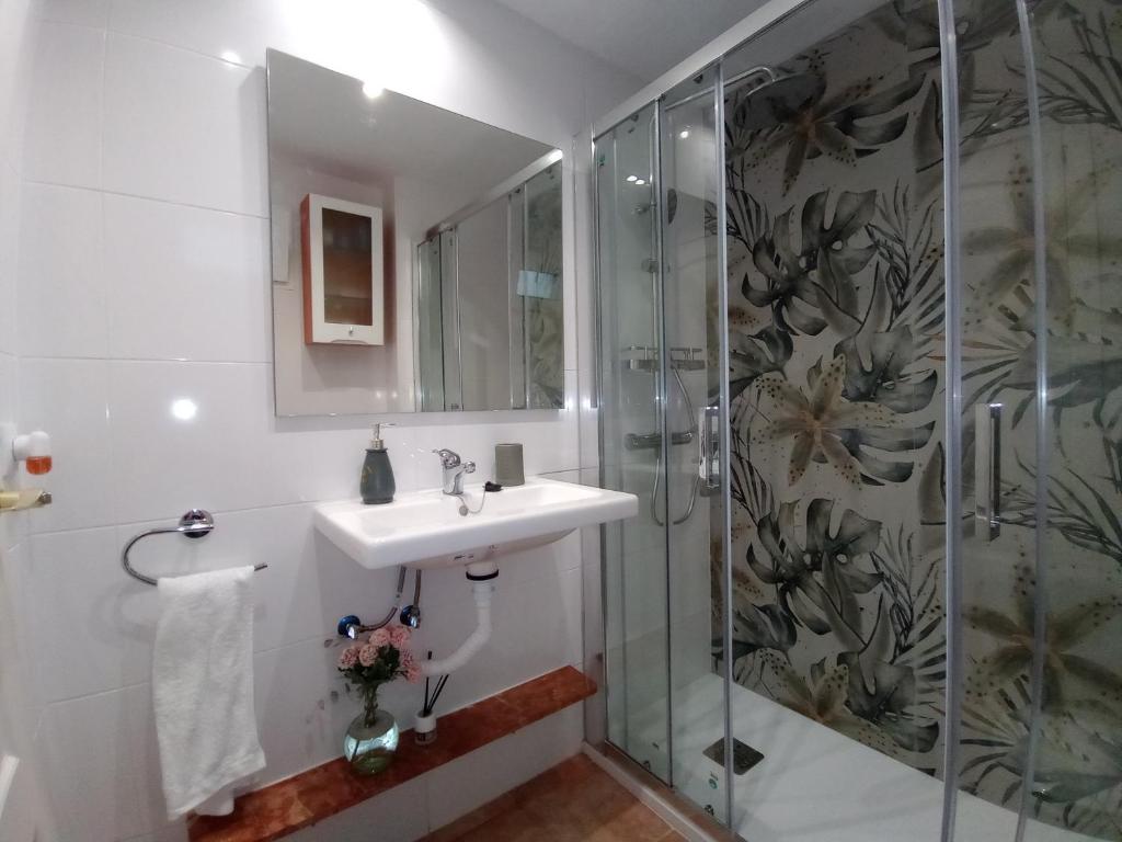 伊斯兰蒂拉Ático, Islantilla的一间带水槽和淋浴的浴室