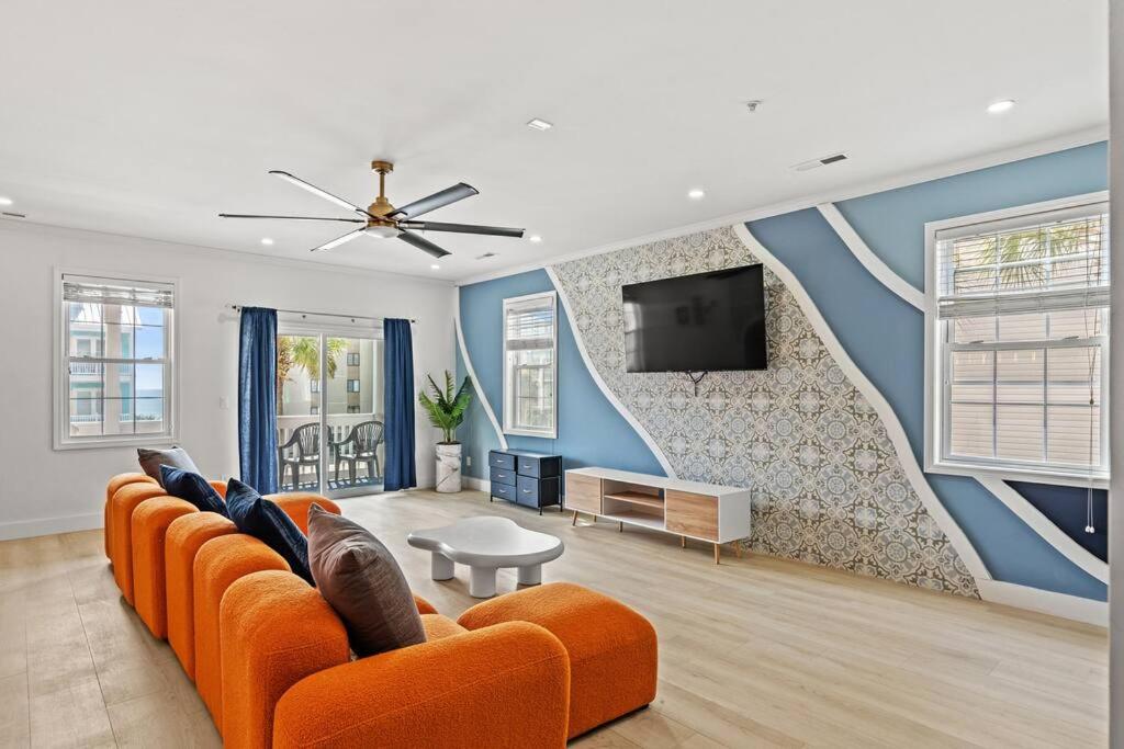 默特尔比奇Luxurious Home with Theatre Room的客厅配有橙色沙发和电视