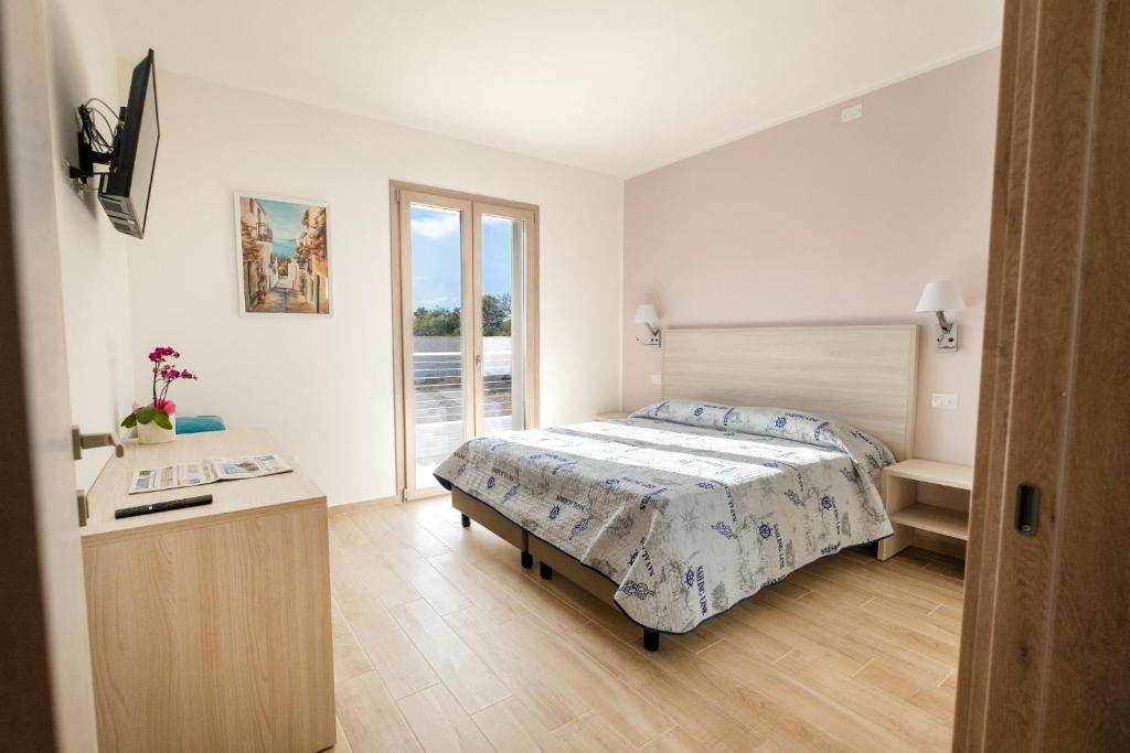 阿尔盖罗Villa Solymar的一间卧室配有一张床和一张书桌
