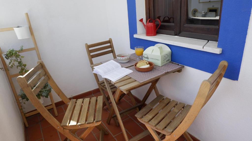 米尔芳提斯城Casa BARCA DO SOL的小厨房配有小桌子和椅子