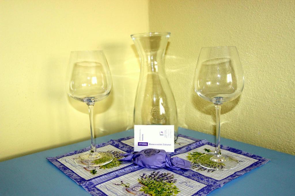 罗兹多梅博德鲁公寓的一张桌子,上面放着两杯酒和花瓶