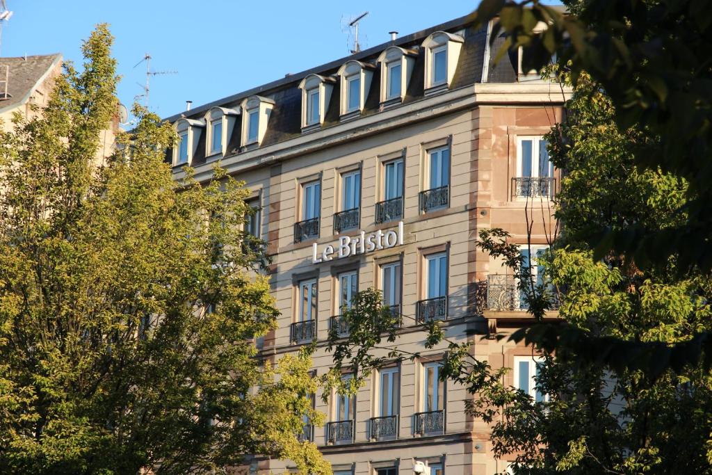 斯特拉斯堡Hôtel Le Bristol Strasbourg Gare的建筑的侧面有标志