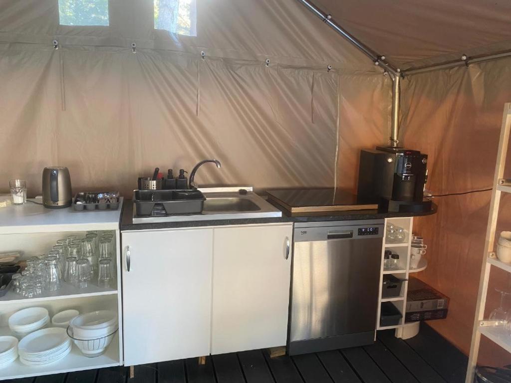 赫尔GLAMPING SIELSKIHEL的帐篷内的厨房配有水槽和炉灶