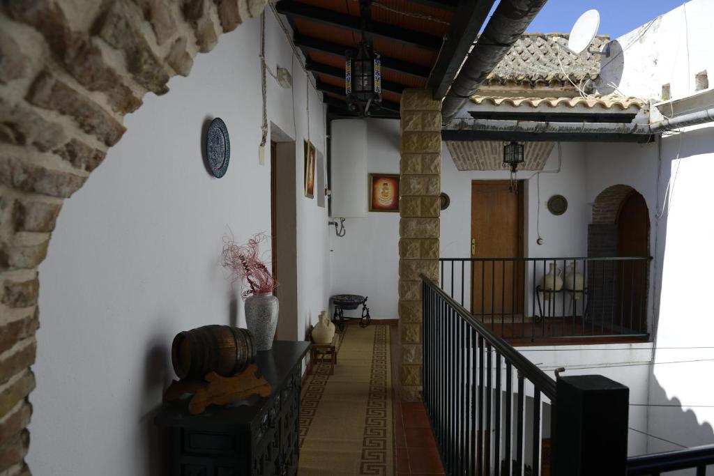 阿尔科斯-德拉弗龙特拉Casa Rural Las Cadenas del Cananeo的房屋走廊,有楼梯