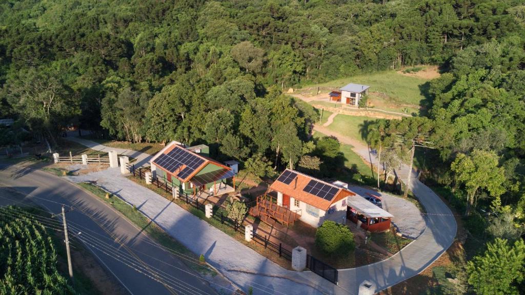 新彼得罗波利斯L'esperienza - Pousada Butique - Ecoturismo的享有房子的空中景色,上面设有太阳能电池板