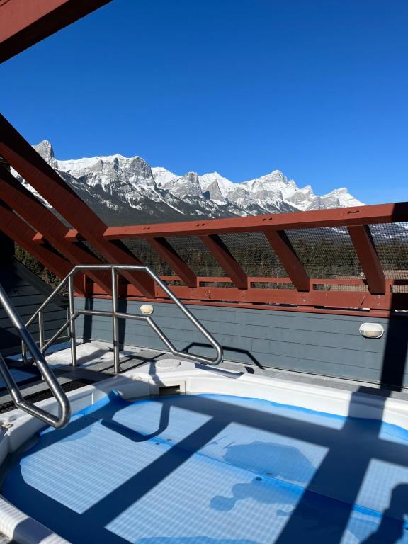 坎莫尔Cozy Winter Wonderland Getaway的船甲板上可欣赏到山脉美景