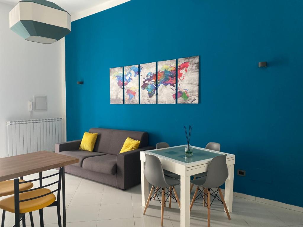 滨海波利尼亚诺Casa Margherita Stefy - locazione turistica的客厅配有沙发和桌子