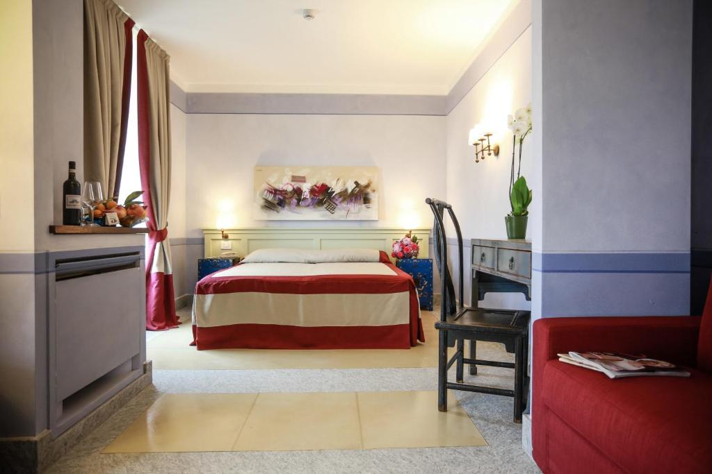 阿利亚诺泰尔梅蒙特葡萄酒度假村的卧室配有1张床、1张桌子和1把椅子