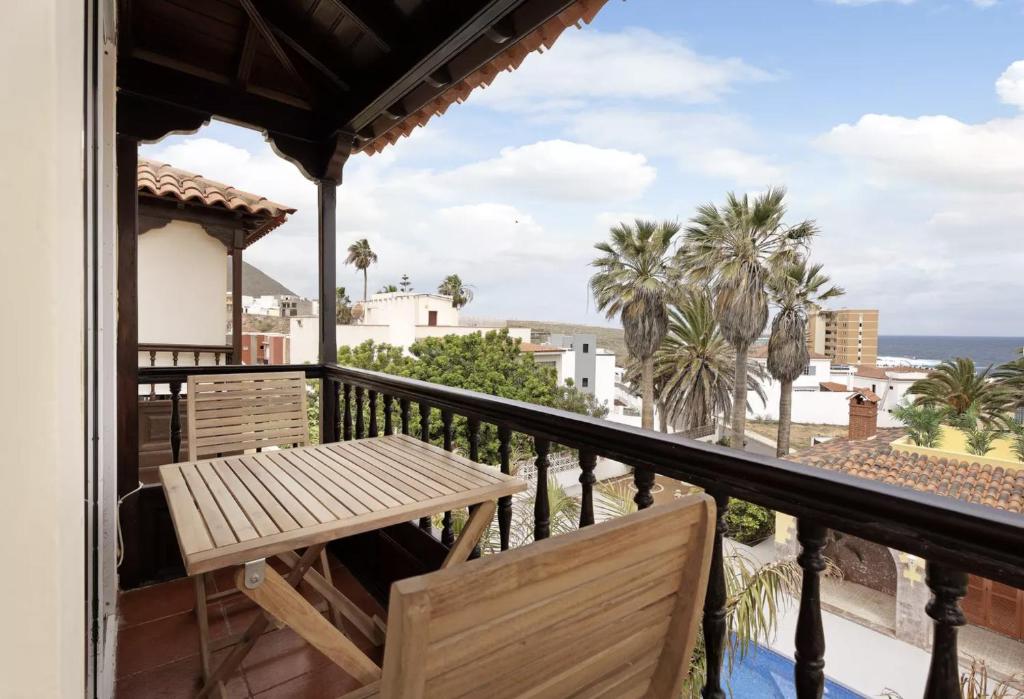 洛西洛斯Graciosa Sunset Apartment的阳台配有桌子,享有海景。