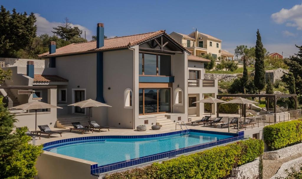 费斯卡尔德宏Luxury Villa Karmaniolos Fiskardo Kefalonia的一座带游泳池和房子的别墅