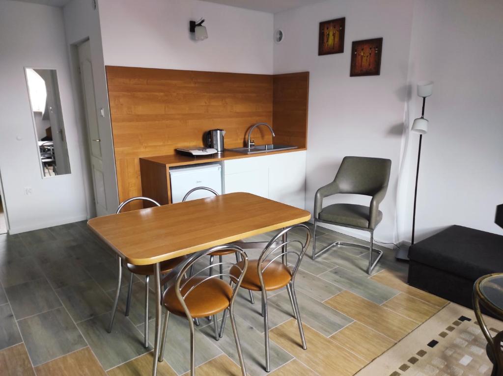 尤斯托尼莫斯基Pod 4的厨房以及带桌椅的用餐室。