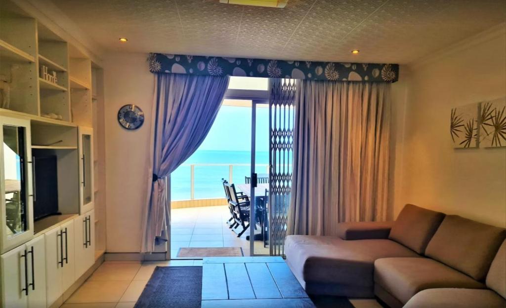 马盖特Santorini Unit RR的带沙发的客厅,享有海景