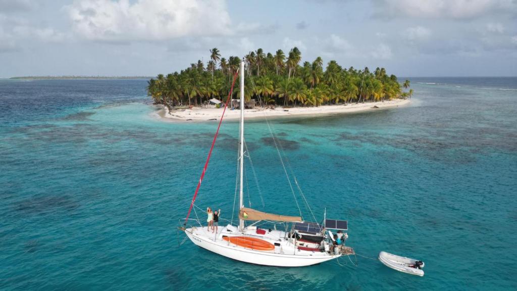 El PorvenirSan Blas Sailing Experience With Us!的水中的小船,底下有一个岛屿