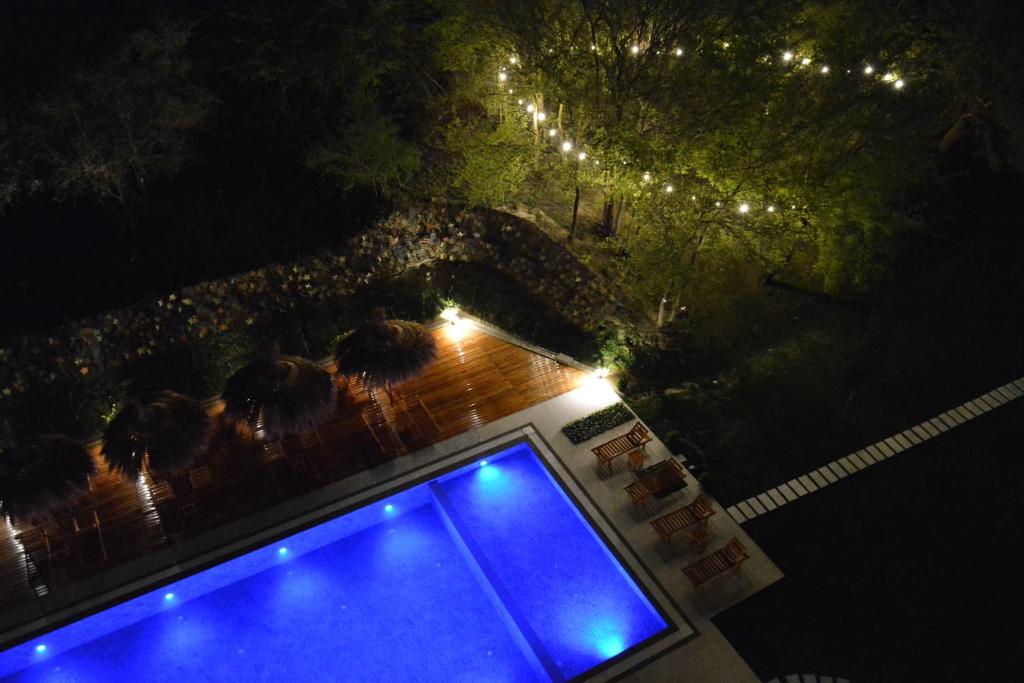 都拉斯Olivia's Hill Resort的享有游泳池的顶部景色