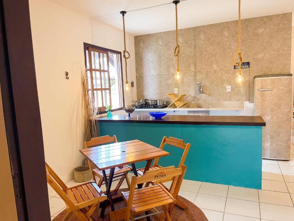 普拉亚多Casa Mar的厨房配有木桌和蓝色的柜台。