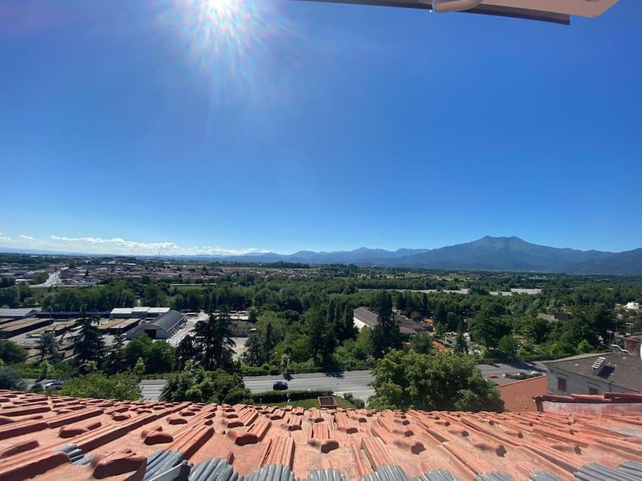库尼奥Deliziosa mansarda con vista panoramica的从建筑物屋顶上可欣赏到风景