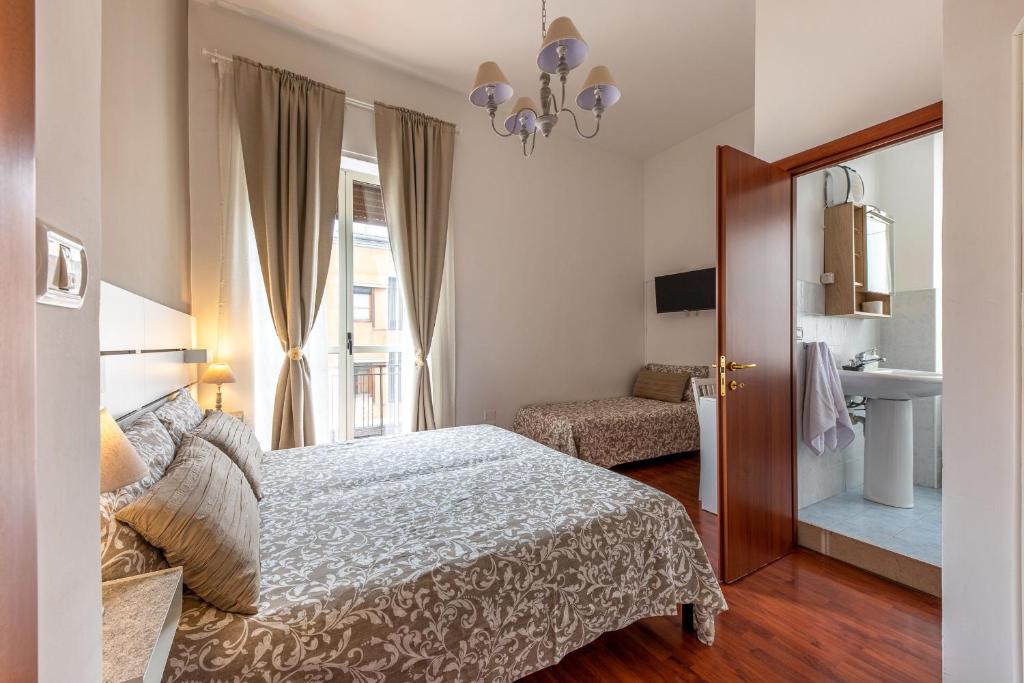 圣塞韦罗B&B della Stazione的一间卧室设有一张床和一个窗口