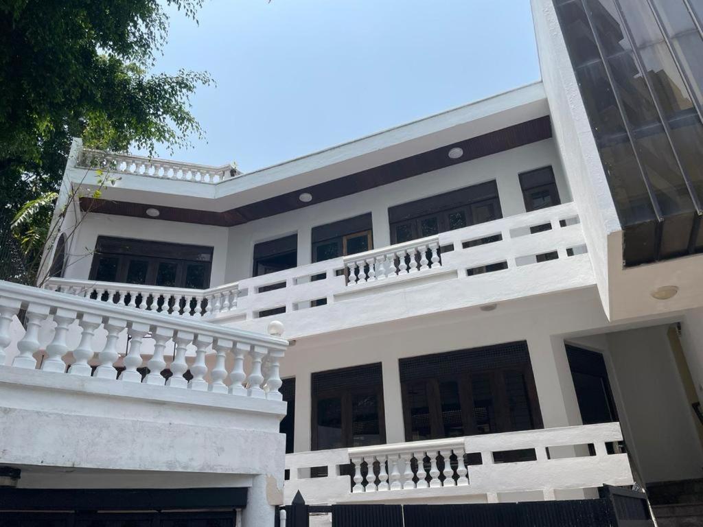 科伦坡MercuryFM 103 Guest House - Colombo 3的白色的建筑,上面有白色的阳台