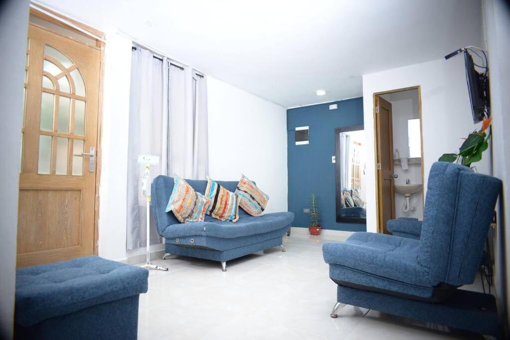 麦德林casa nogal的客厅配有2把蓝色椅子和门
