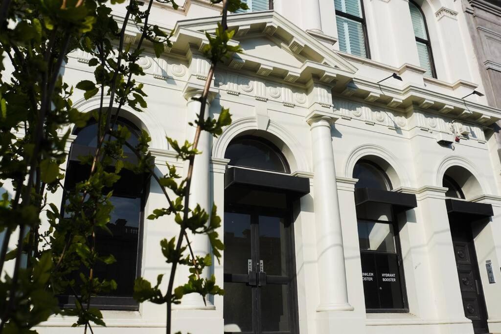 墨尔本Havana South Melbourne的白色的建筑,设有黑色的大门和窗户